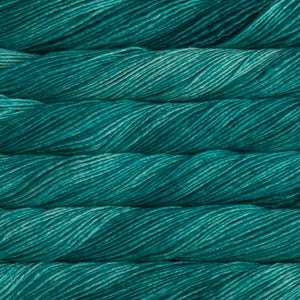Madeja de lana Silky Merino de Malabrigo teñida a mano. Fina mezcla de una hebra en grosor DK con 51% Seda y 49% Lana Merino, ideal para tejer chales y accesorios.