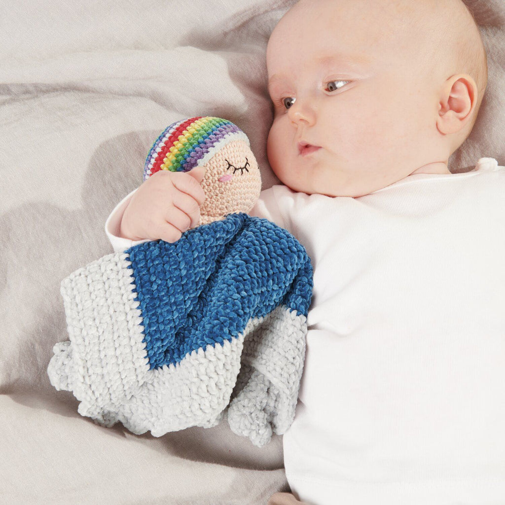 Libro de patrones Ricorumi Baby Blankies Nilli Nilli de Rico Design, mostrando tiernas mantitas de apego tejidas a crochet para bebé en tonos pastel.