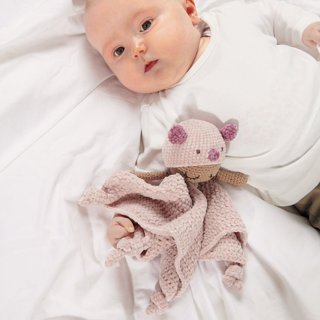 Libro de patrones Ricorumi Baby Blankies Nilli Nilli de Rico Design, mostrando tiernas mantitas de apego tejidas a crochet para bebé en tonos pastel.