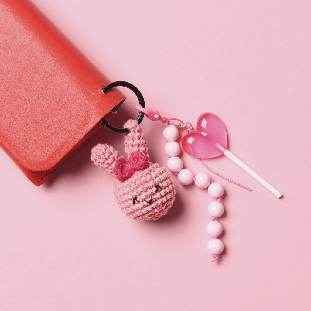 Libro de patrones Ricorumi "Rico Chingus" de Rico Design, mostrando varios amigurumis pequeños estilo kawaii tejidos a crochet.