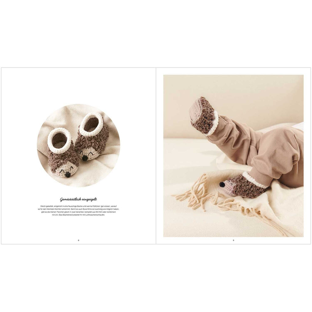 Libro de patrones Ricorumi Baby Booties de Rico Design, mostrando adorables botitas de bebé tejidas a crochet con formas de animalitos.