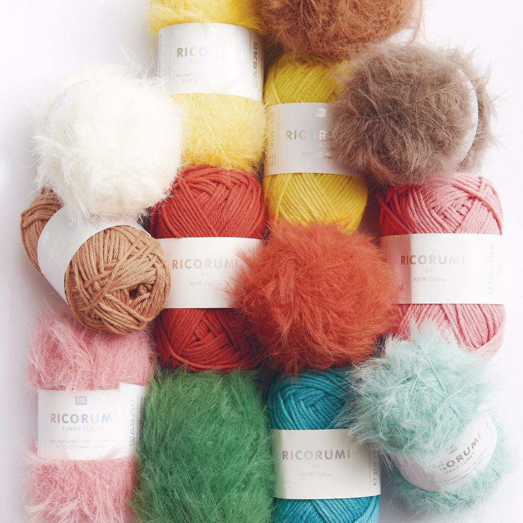 Libro de patrones Ricorumi "Furry Animals" de Rico Design, mostrando animalitos amigurumi tejidos con lanas de textura peluda y suave.