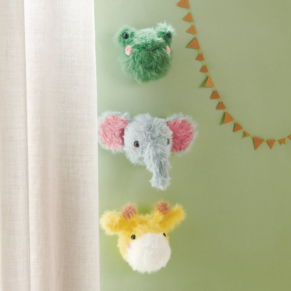 Libro de patrones Ricorumi "Furry Animals" de Rico Design, mostrando animalitos amigurumi tejidos con lanas de textura peluda y suave.