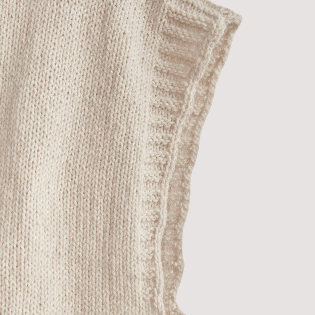 Libro de patrones de tejido Luxury Knits Natural Fibres de Rico Design, mostrando una prenda elegante tejida a mano.