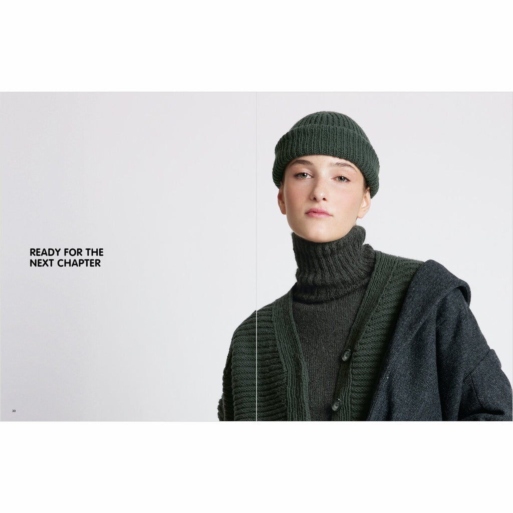 Libro de patrones de tejido Luxury Knits Natural Fibres de Rico Design, mostrando una prenda elegante tejida a mano.