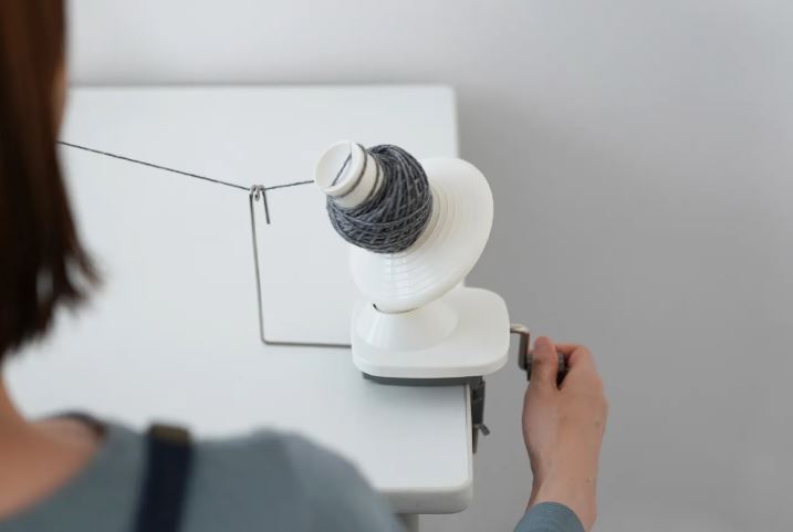Ovillador manual de lana Type 2 de la marca japonesa Daruma, de gran capacidad, ideal para hacer ovillos compactos apoyado sobre la mesa.