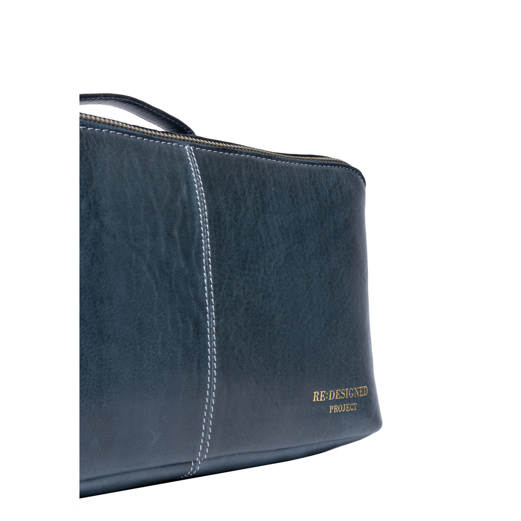 Bolso de Cuero para Proyectos L Project 10 de Re:Designed (P010) en color Sapphire Blue – detalle