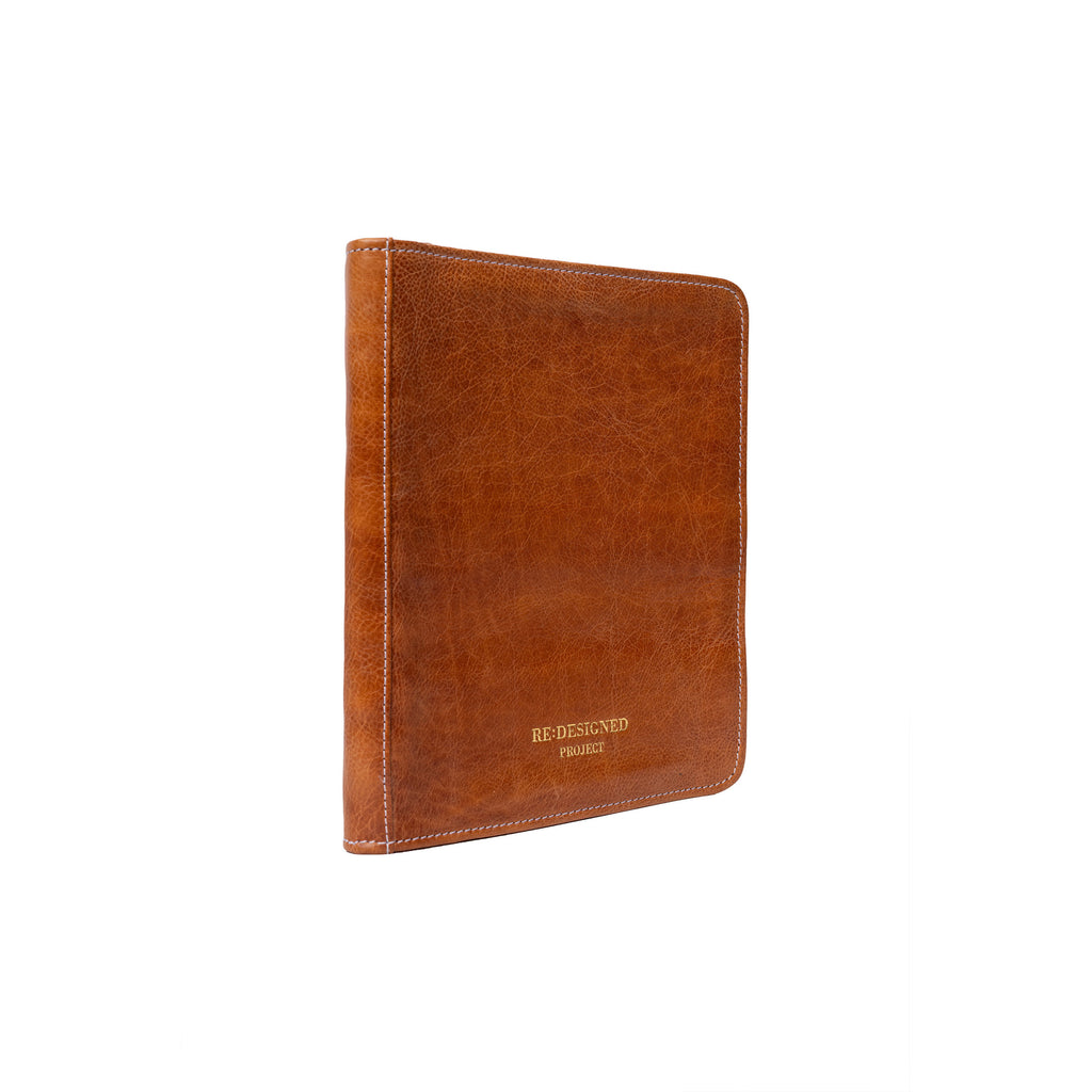 Estuche de Cuero para Palillos Doble Punta Project 103 de Re:Designed (P0103) en color Burned Tan – vista lateral
