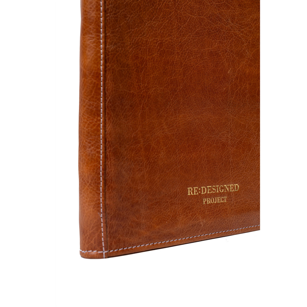 Estuche de Cuero para Palillos Doble Punta Project 103 de Re:Designed (P0103) en color Burned Tan – detalle