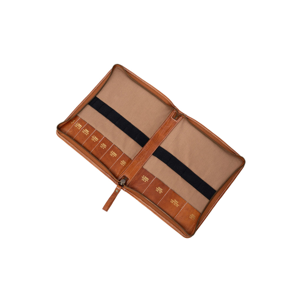 Estuche de Cuero para Palillos Doble Punta Project 103 de Re:Designed (P0103) en color Burned Tan – abierto