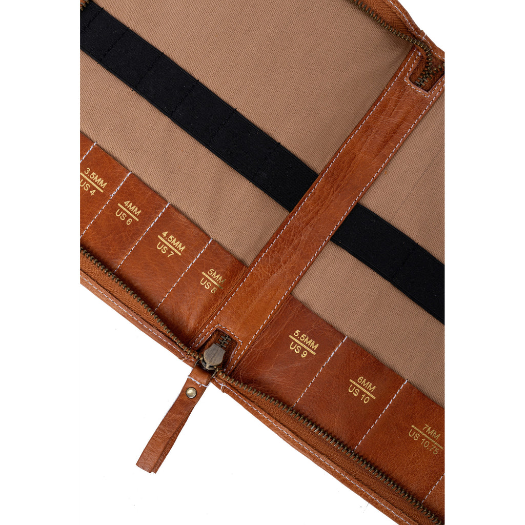 Estuche de Cuero para Palillos Doble Punta Project 103 de Re:Designed (P0103) en color Burned Tan – detalle interior