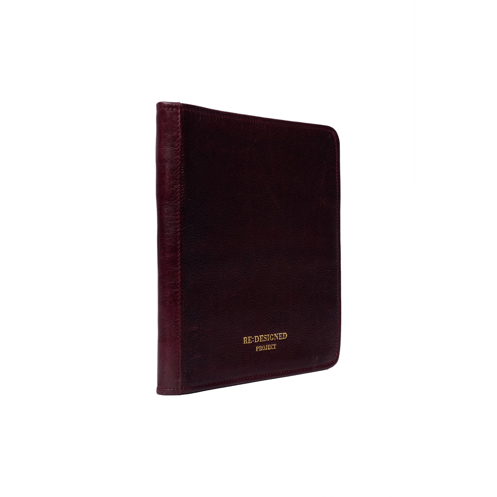 Estuche de Cuero para Palillos Doble Punta Project 103 de Re:Designed (P0103) en color Dark Cherry – vista lateral