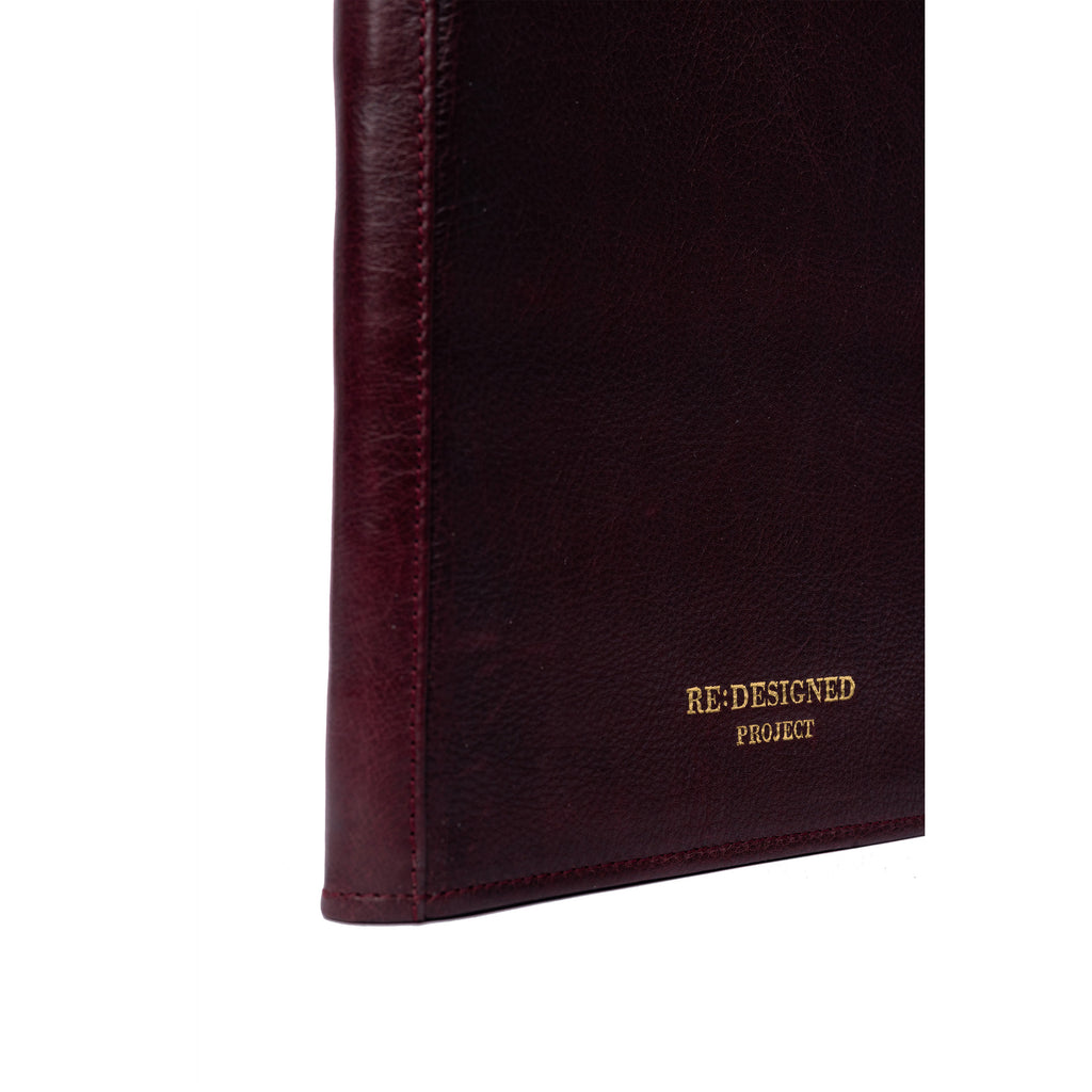 Estuche de Cuero para Palillos Doble Punta Project 103 de Re:Designed (P0103) en color Dark Cherry – detalle