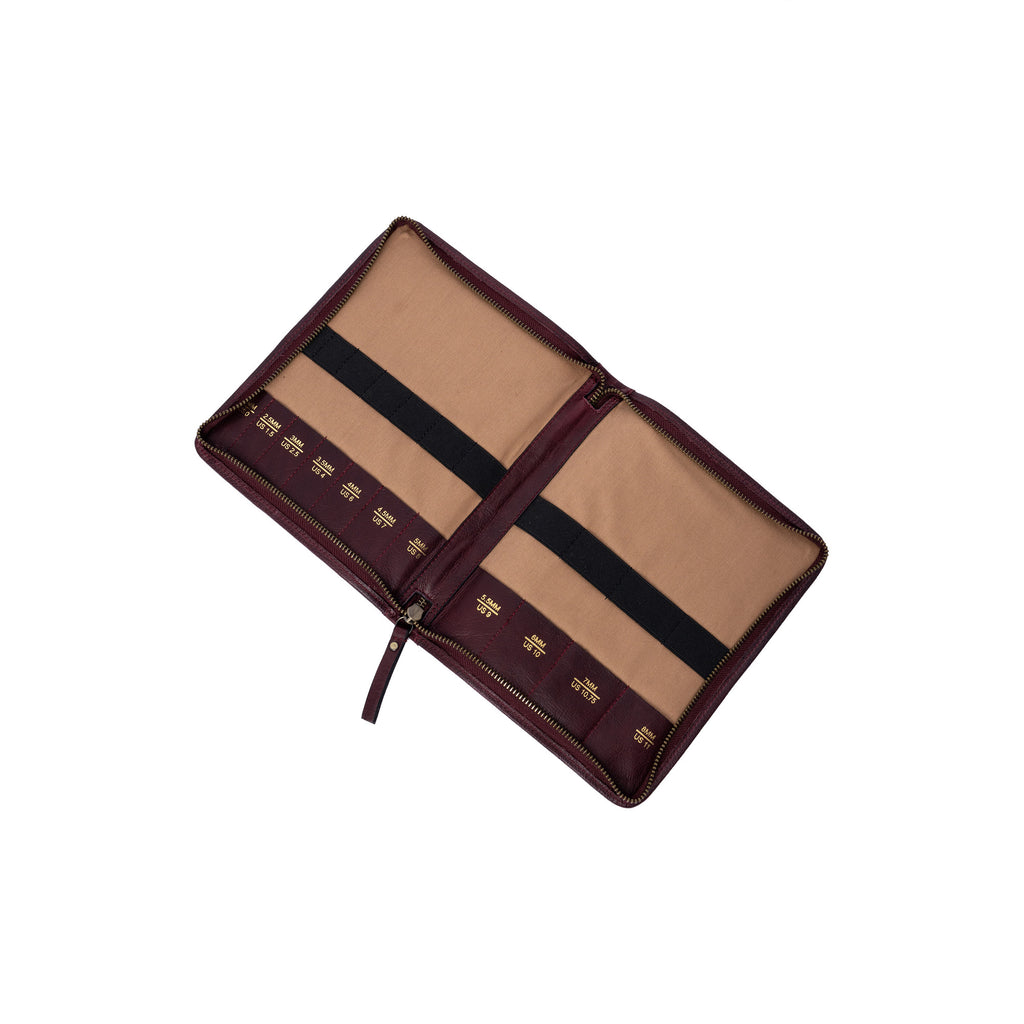 Estuche de Cuero para Palillos Doble Punta Project 103 de Re:Designed (P0103) en color Dark Cherry – abierto