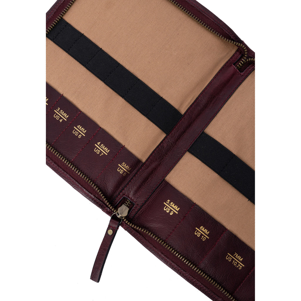 Estuche de Cuero para Palillos Doble Punta Project 103 de Re:Designed (P0103) en color Dark Cherry – detalle interior