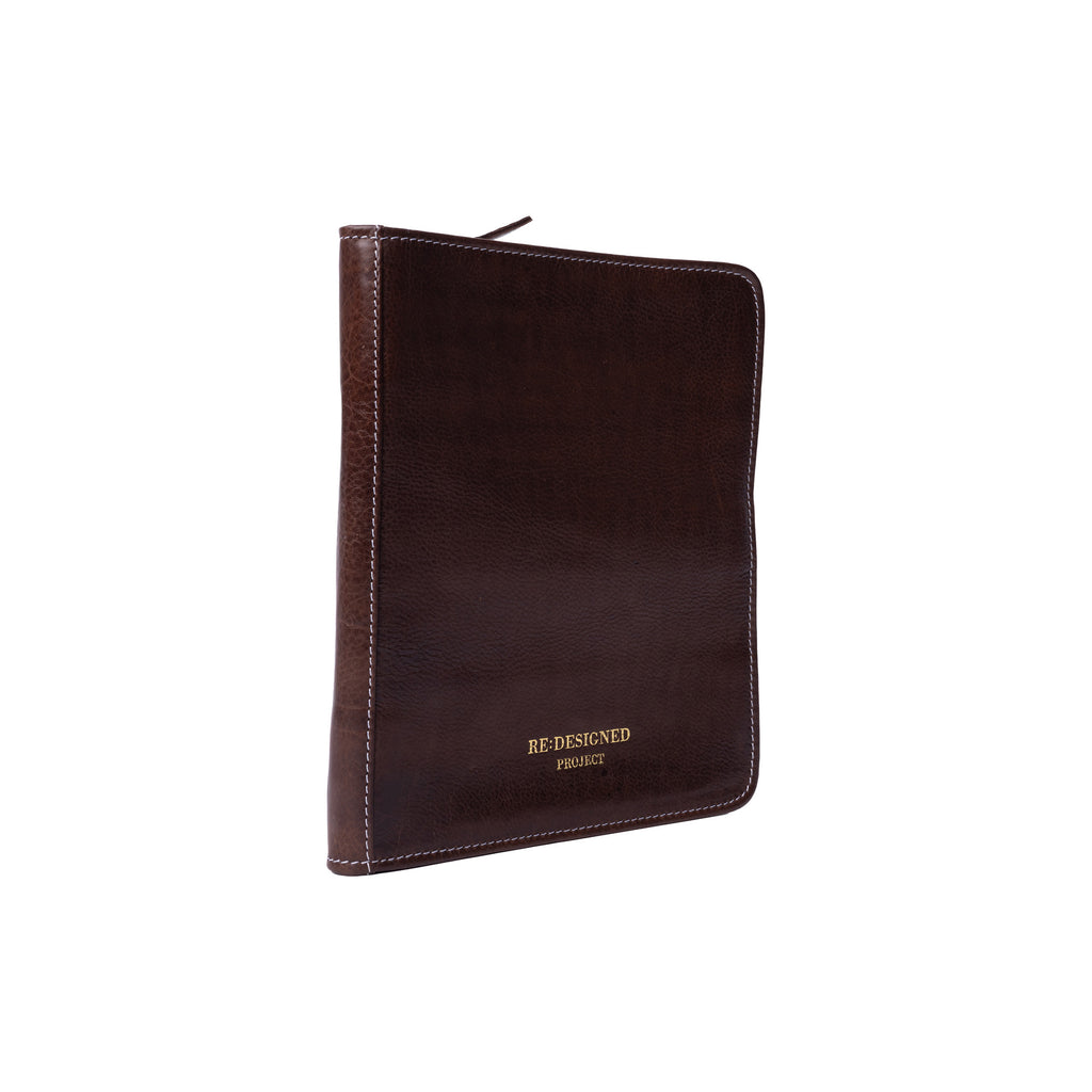 Estuche de Cuero para Palillos Doble Punta Project 103 de Re:Designed (P0103) en color Woodsmoke – vista lateral