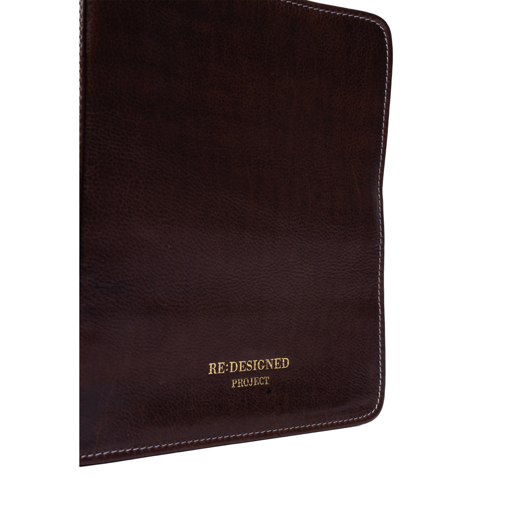 Estuche de Cuero para Palillos Doble Punta Project 103 de Re:Designed (P0103) en color Woodsmoke – detalle