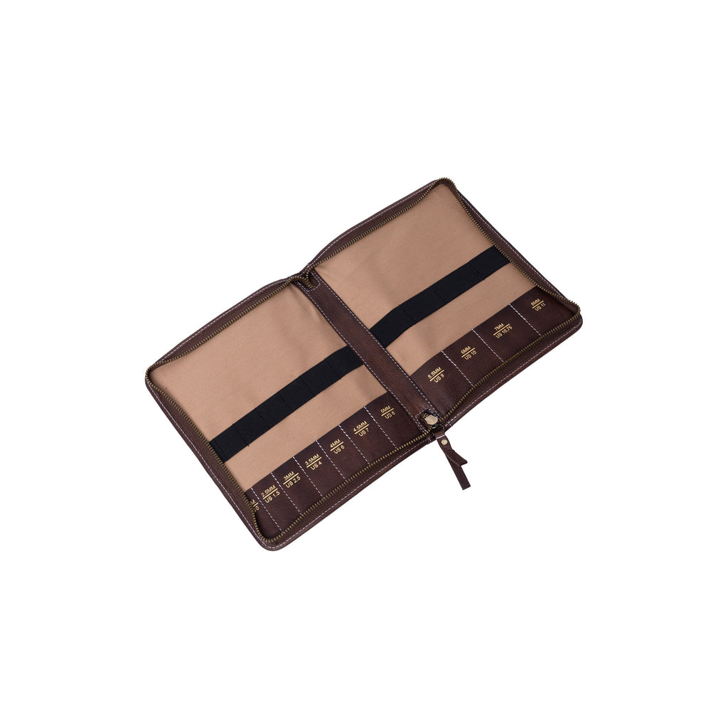 Estuche de Cuero para Palillos Doble Punta Project 103 de Re:Designed (P0103) en color Woodsmoke – abierto