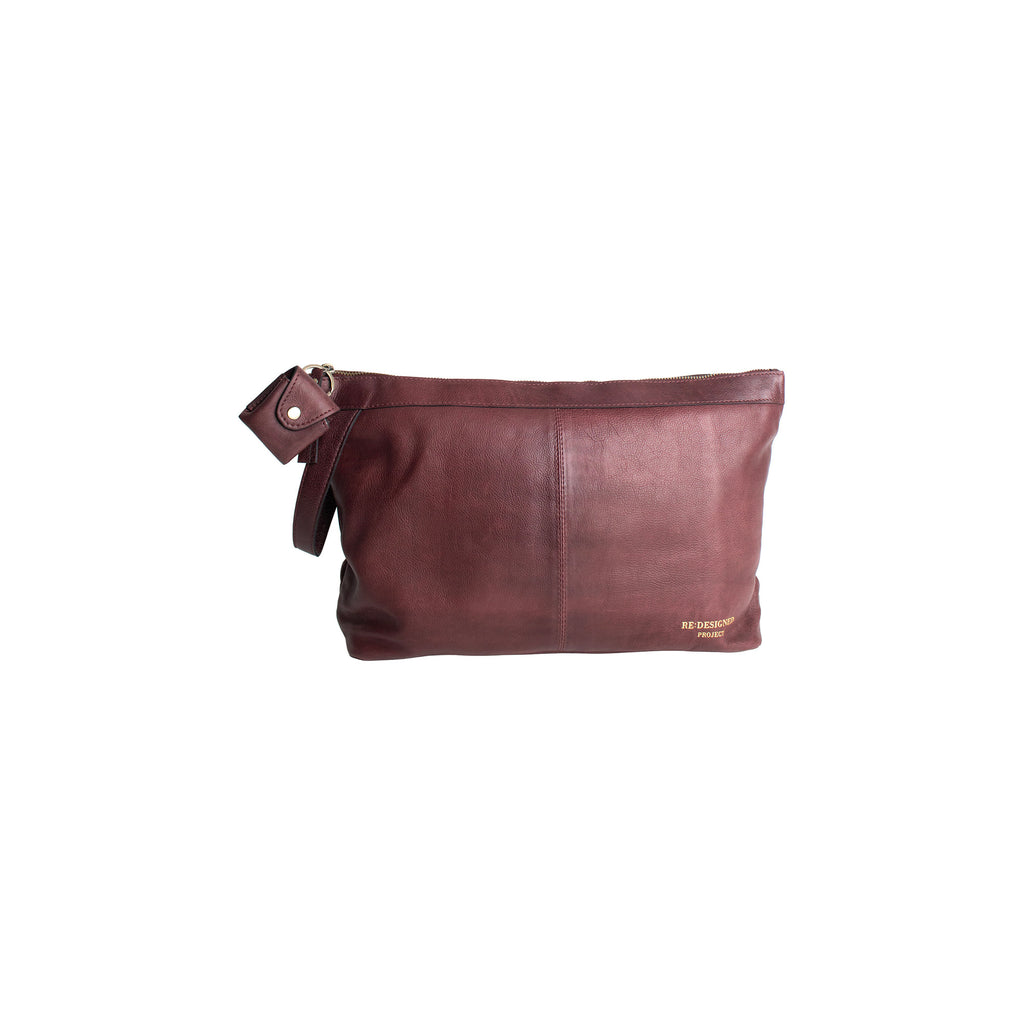Cartera de Cuero Tipo Clutch para Proyectos (Grande) Project 13 de Re:Designed (P013) en color Dark Cherry – vista frontal