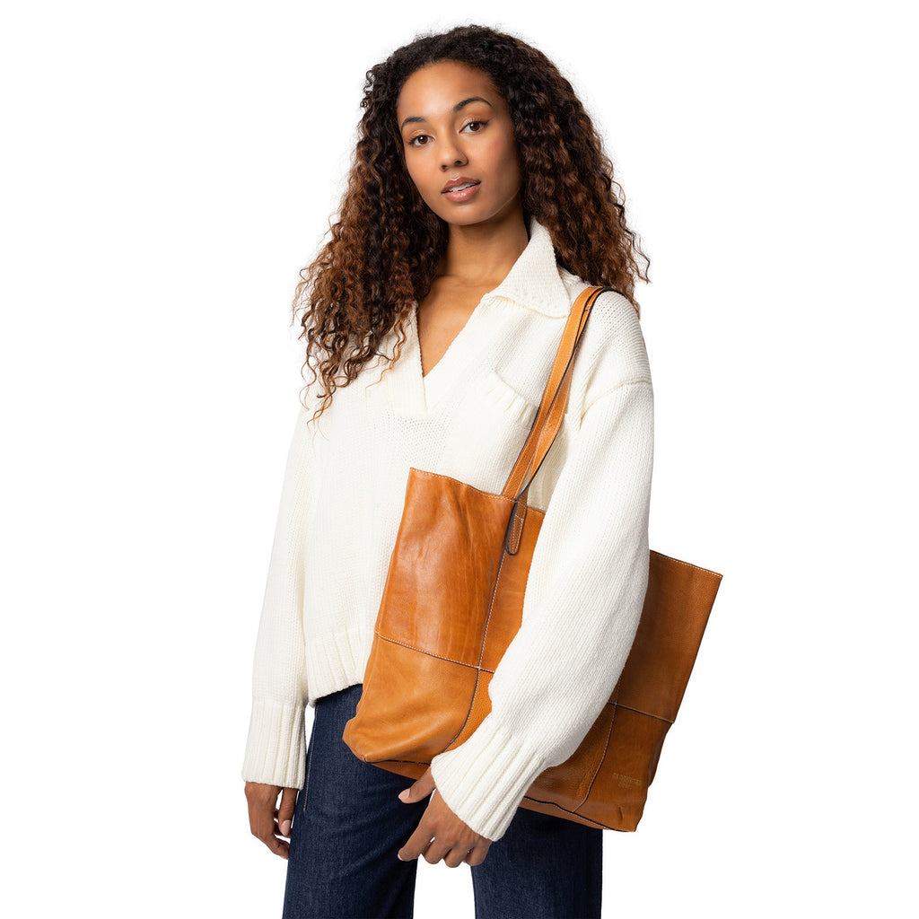 Cartera Shopper de Cuero para Proyectos Project 19 de Re:Designed (P019) en color Burned Tan – con modelo