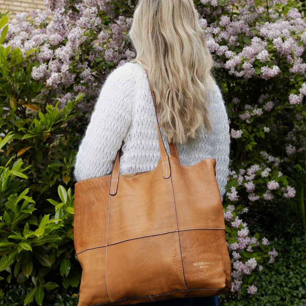 Cartera Shopper de Cuero para Proyectos Project 19 de Re:Designed (P019) en color Burned Tan – foto ambientada