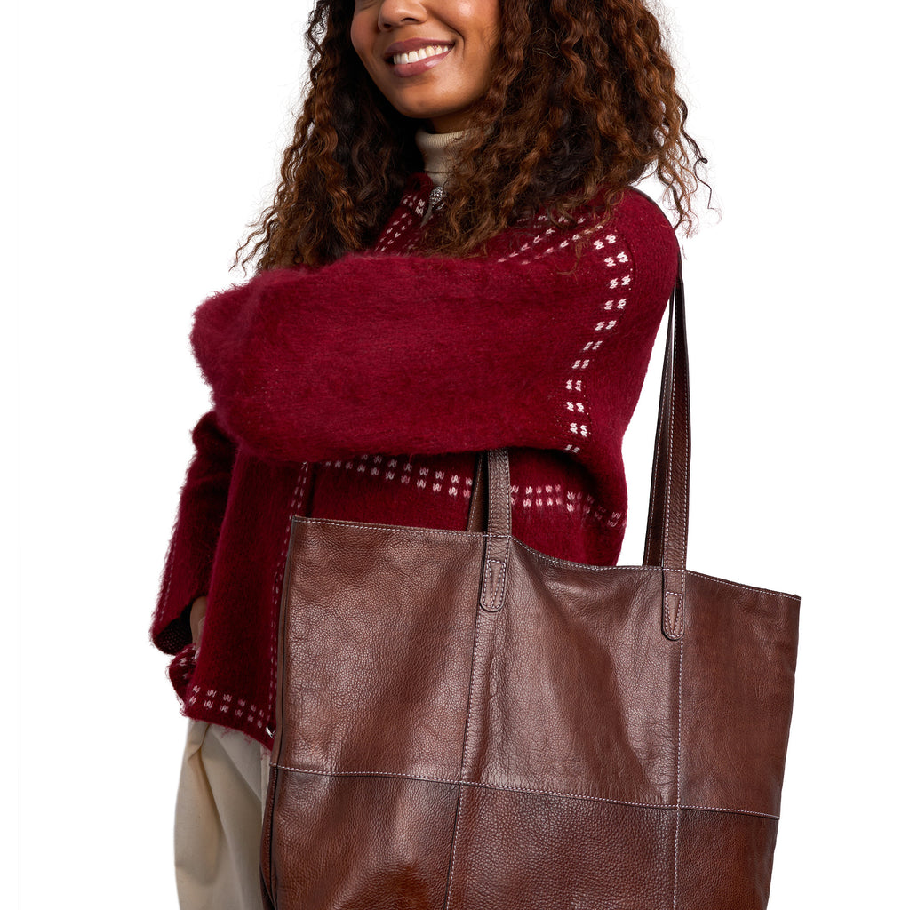 Cartera Shopper de Cuero para Proyectos Project 19 de Re:Designed (P019) en color Woodsmoke – con modelo