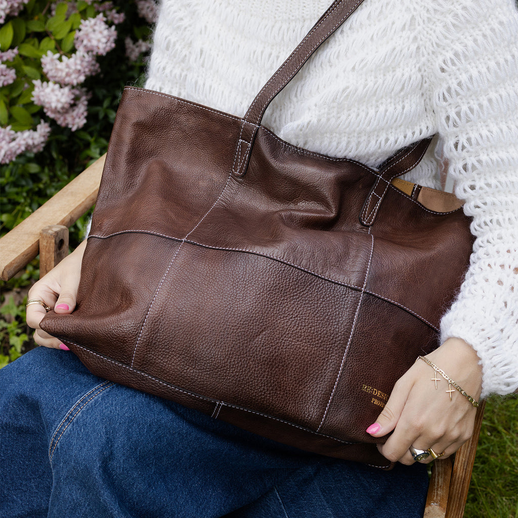 Cartera Shopper de Cuero para Proyectos Project 19 de Re:Designed (P019) en color Woodsmoke – foto ambientada