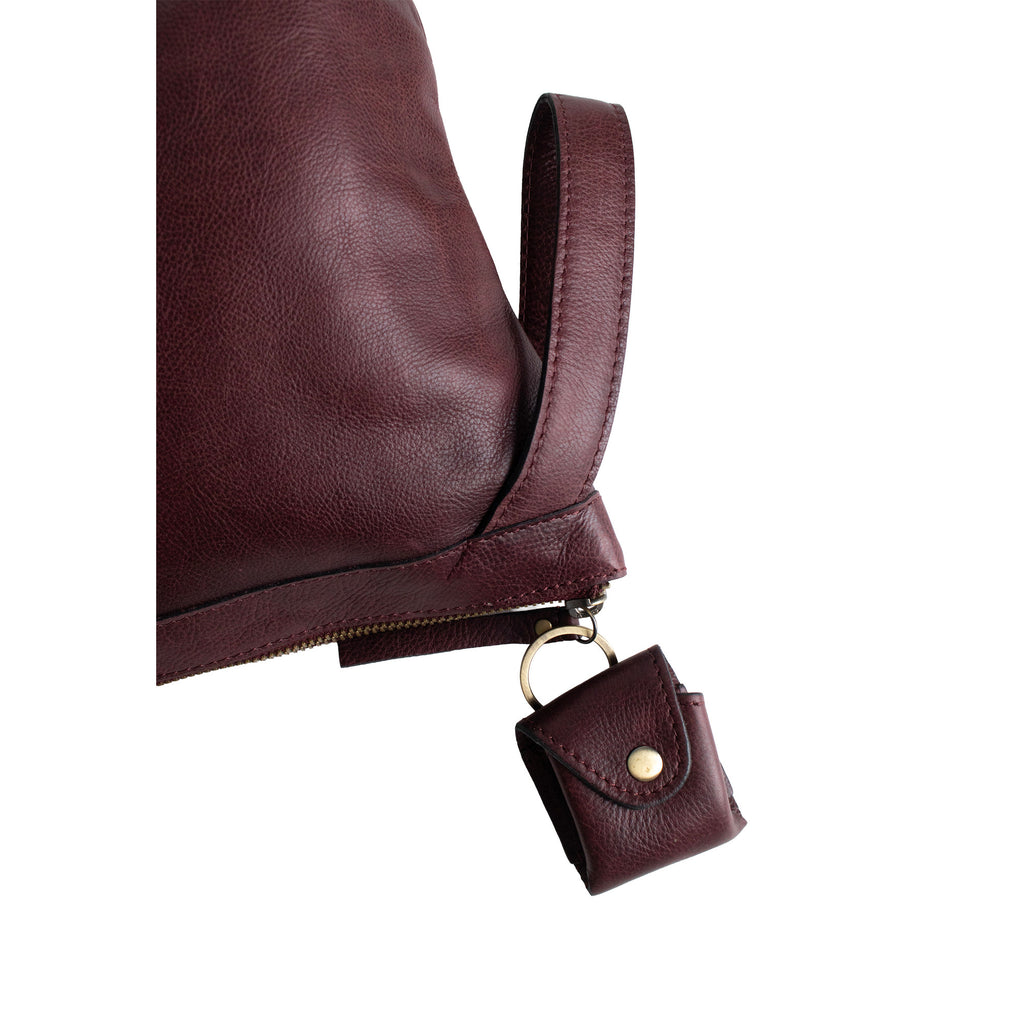 Estuche de Cuero Tipo Clutch para Proyectos (Mediano) Project 3 de Re:Designed (P003) en color Dark Cherry – detalle