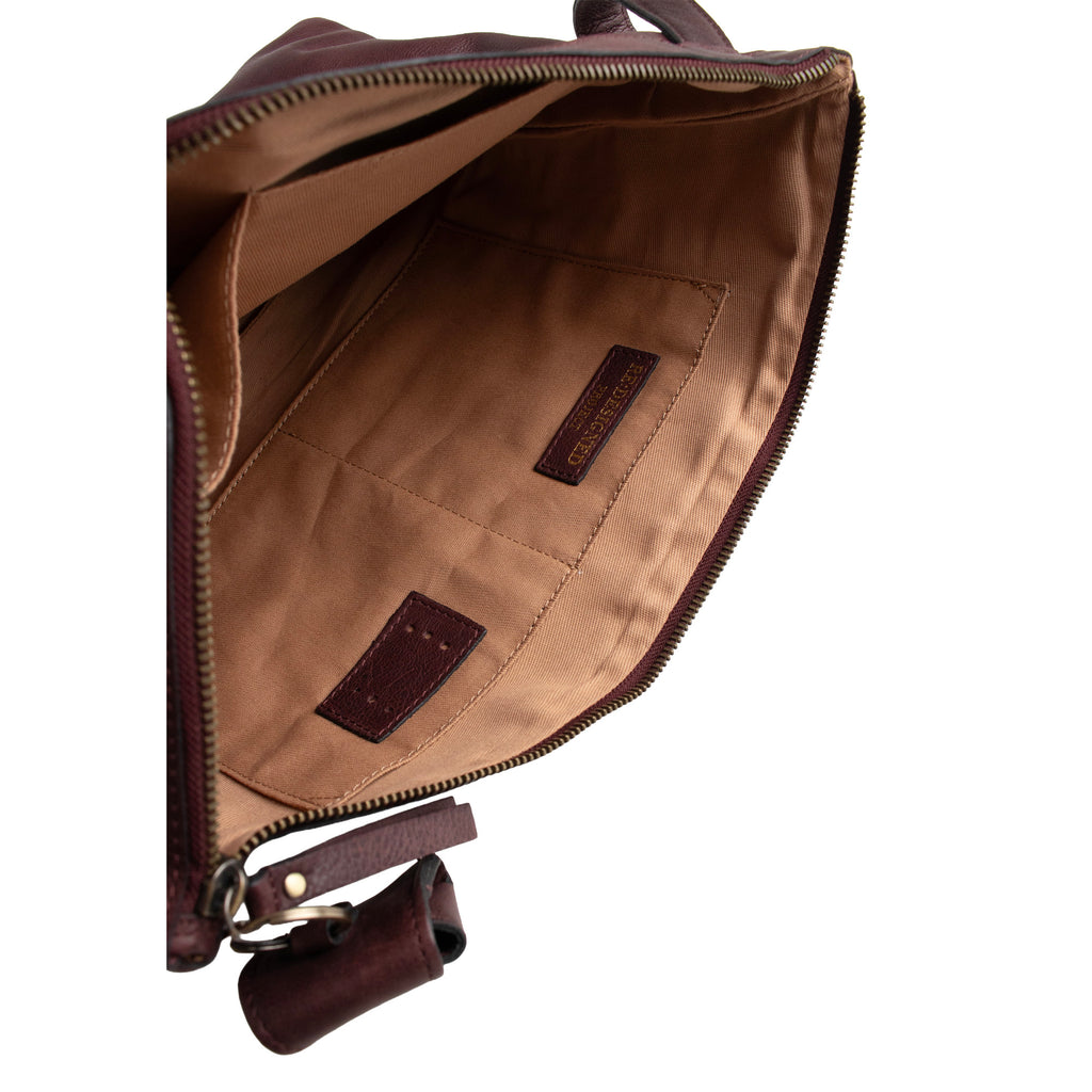 Estuche de Cuero Tipo Clutch para Proyectos (Mediano) Project 3 de Re:Designed (P003) en color Dark Cherry – detalle interior