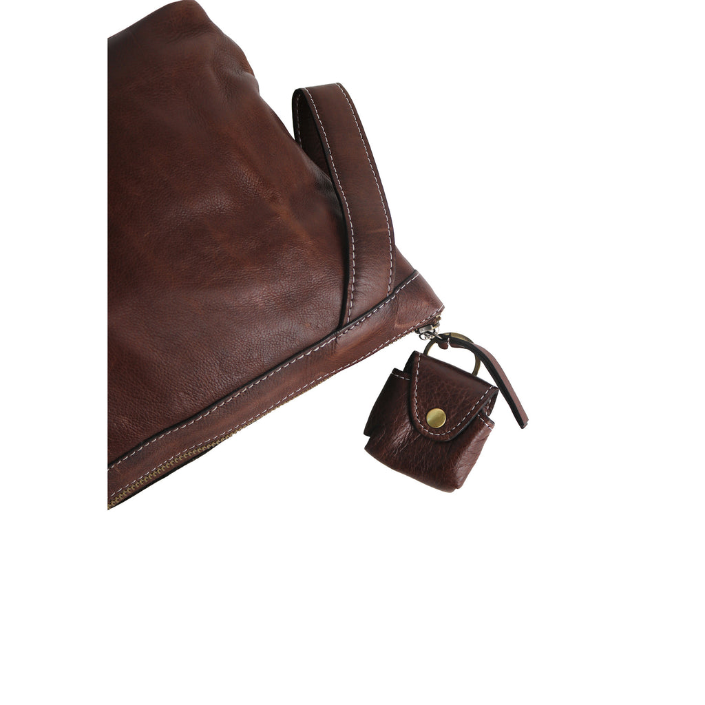 Estuche de Cuero Tipo Clutch para Proyectos (Mediano) Project 3 de Re:Designed (P003) en color Woodsmoke – detalle