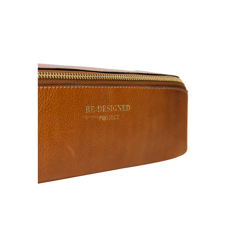 Estuche de Cuero para Proyectos Project 41 de Re:Designed (P041) en color Burned Tan – detalle