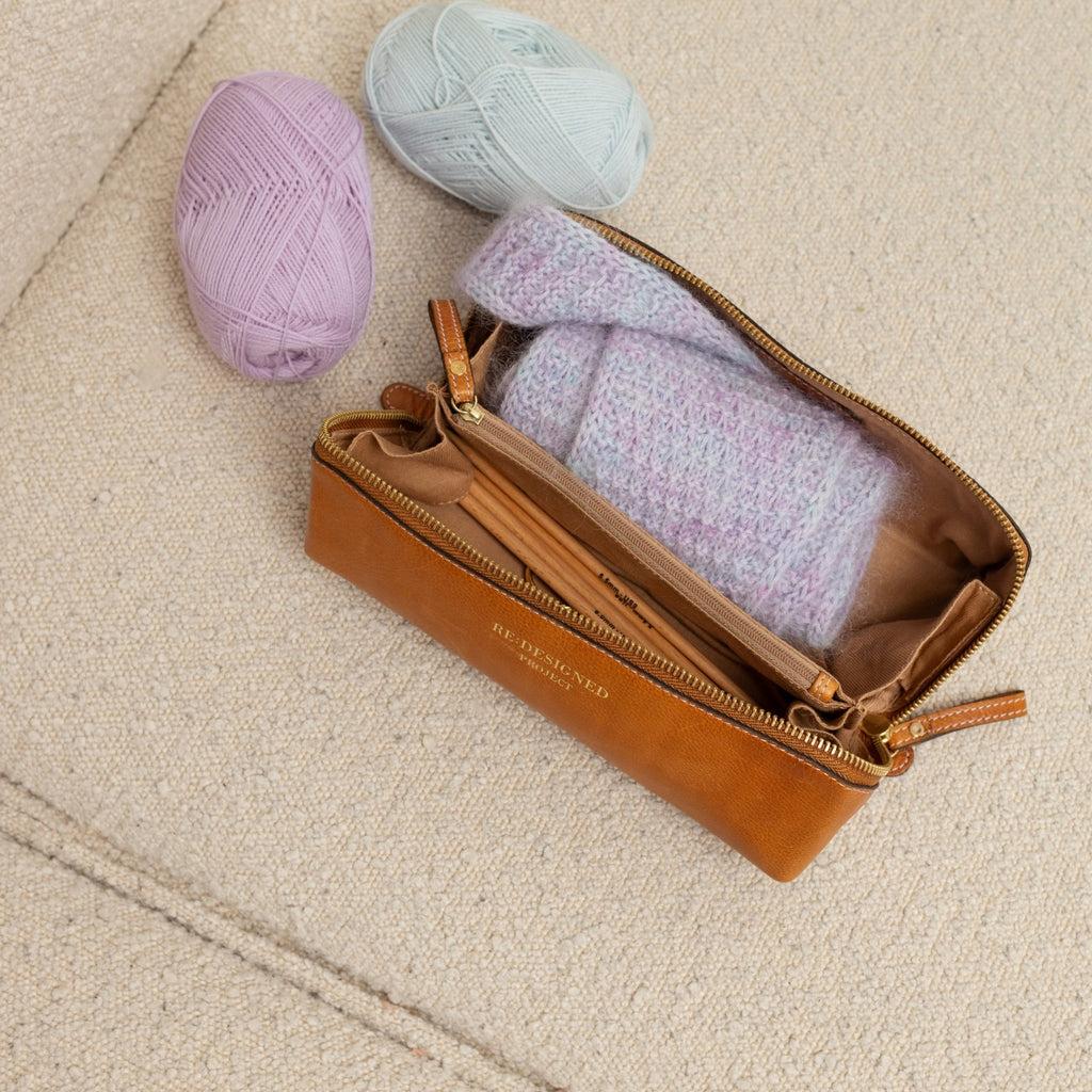 Estuche de Cuero para Proyectos Project 41 de Re:Designed (P041) en color Burned Tan – foto ambientada