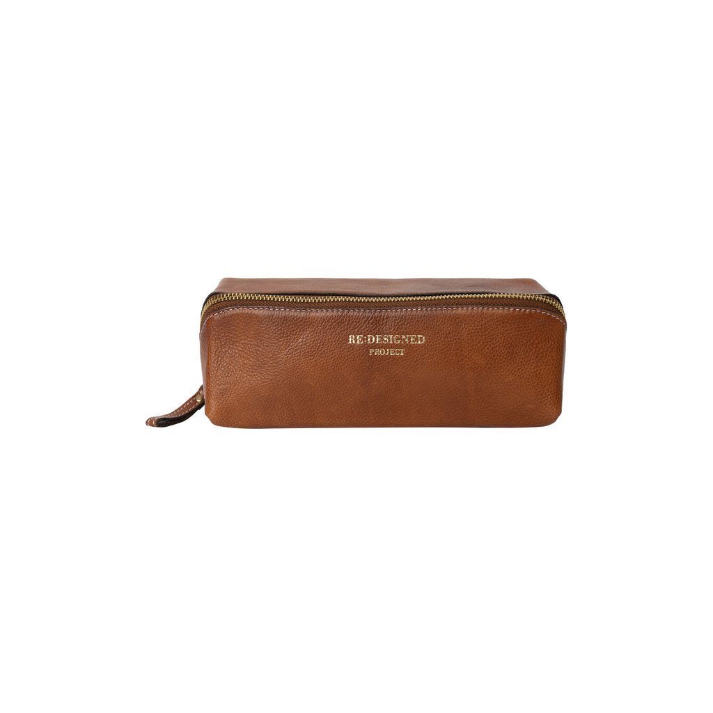 Estuche de Cuero para Proyectos Project 41 de Re:Designed (P041) en color Walnut – vista frontal