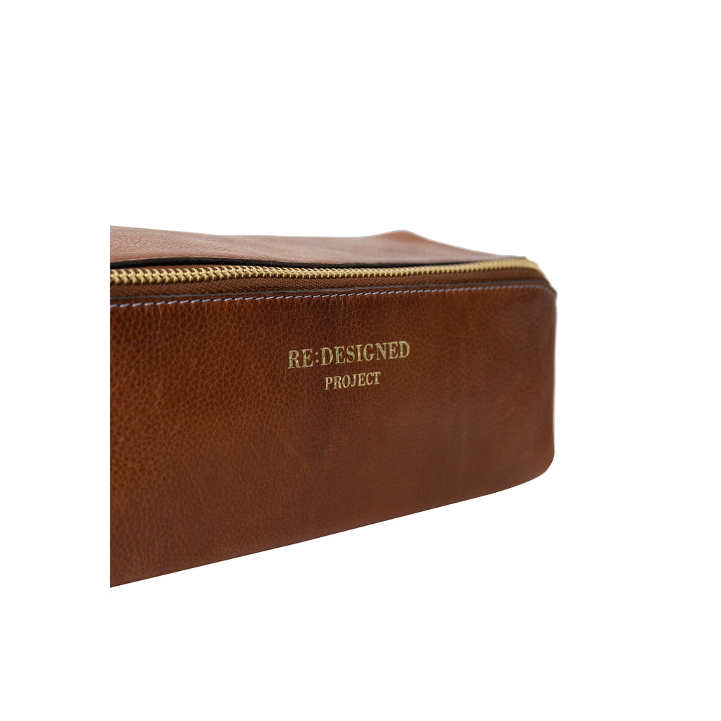 Estuche de Cuero para Proyectos Project 41 de Re:Designed (P041) en color Walnut – detalle