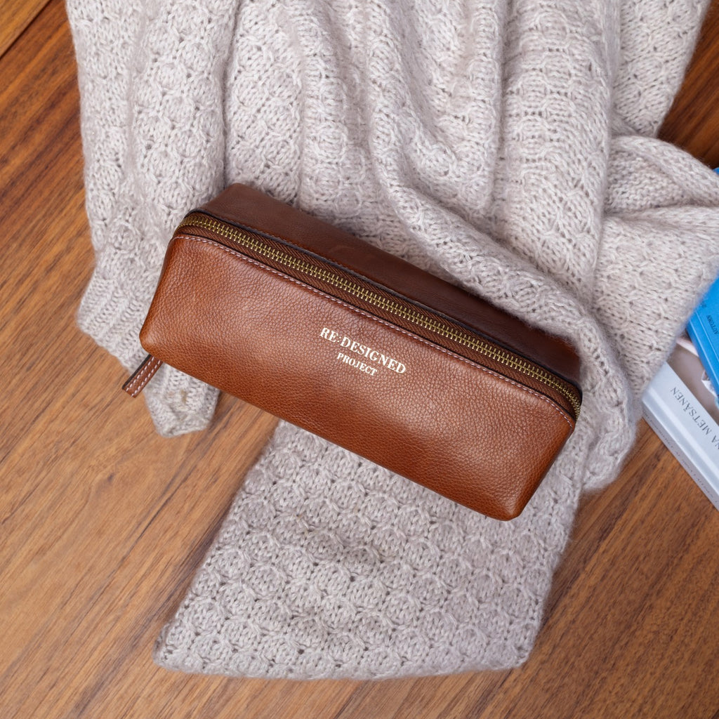 Estuche de Cuero para Proyectos Project 41 de Re:Designed (P041) en color Walnut – foto ambientada