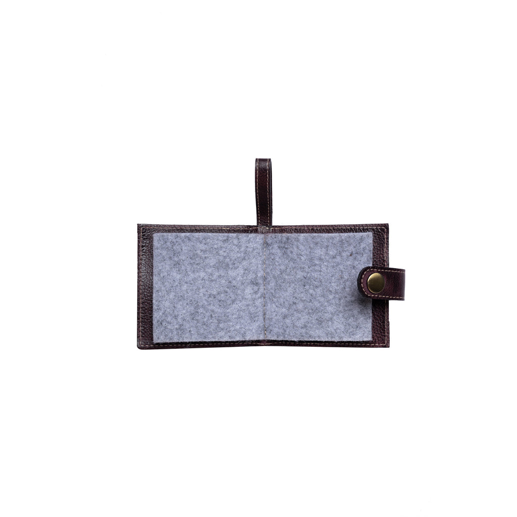 Estuche de Cuero para Agujas Project 76 de Re:Designed (P076) en color Dark Cherry – abierto