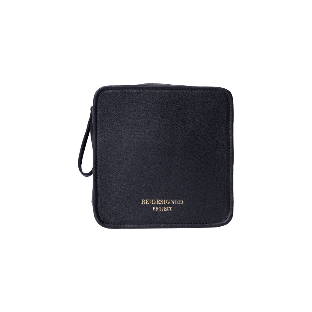 Estuche Organizador de Cuero para Palillos Intercambiables y/o Crochet Project 83 de Re:Designed (P083) en color Black – vista frontal