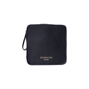 Estuche Organizador de Cuero para Palillos Intercambiables y/o Crochet Project 83 de Re:Designed (P083) en color Black – vista frontal