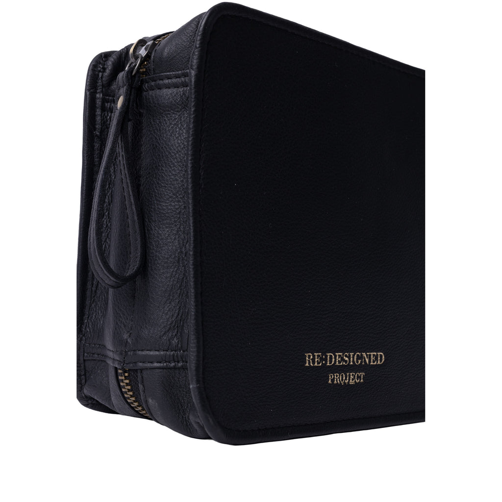 Estuche Organizador de Cuero para Palillos Intercambiables y/o Crochet Project 83 de Re:Designed (P083) en color Black – detalle