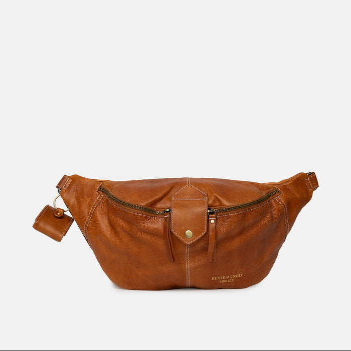Re:Designed Project 95 – bumbag de cuero con orificio para hilo y doble cierre