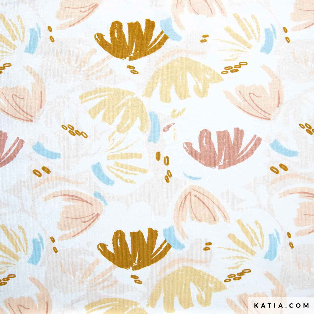 Tela elástica French Terry de Katia Fabrics, fondo blanco con estampado de flores grandes en tonos acuarela azul y tierra, ideal para polerones de verano y vestidos.