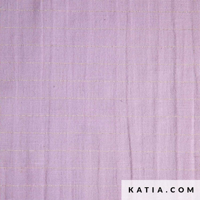 Tela de algodón rústico de Katia Fabrics en color lila pastel con sutil efecto arrugado y finas líneas horizontales doradas, ideal para ropa de verano.