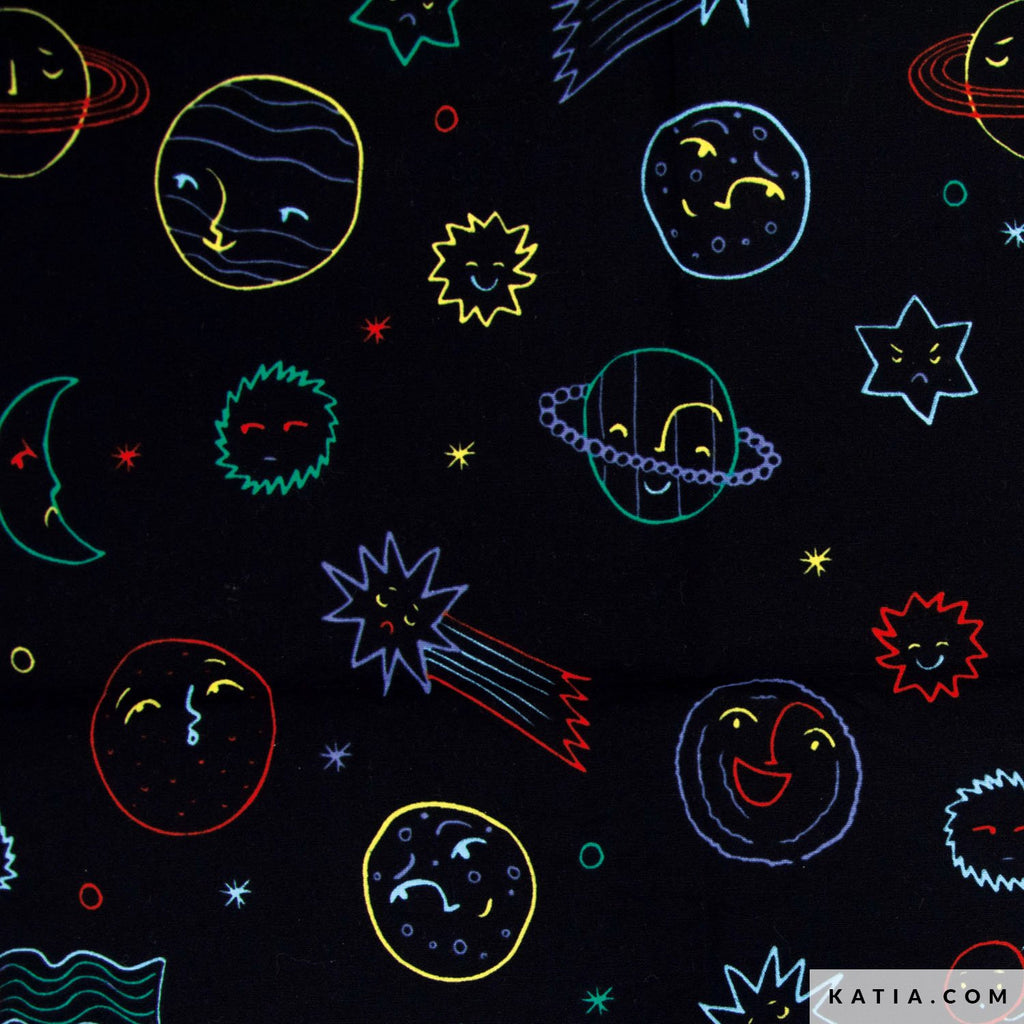 Tela de algodón popelina negra de Katia Fabrics con un divertido estampado infantil de planetas y estrellas de colores, ideal para coser ropa y estuches.