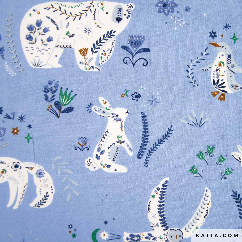 Tela de algodón popelina azul de Katia Fabrics con un tierno estampado infantil de animales de bosque, flores y ramas, ideal para coser ropa de bebé y estuches.
