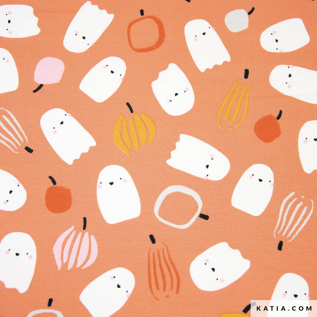 Tela de punto jersey de Katia Fabrics en color naranja con un divertido estampado de fantasmas y calabazas de Halloween, ideal para confeccionar pijamas y poleras.