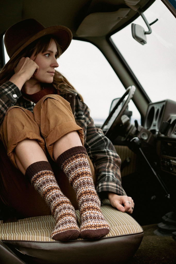 Unfolding Landscapes — calcetines con colorwork, sentada en la camioneta