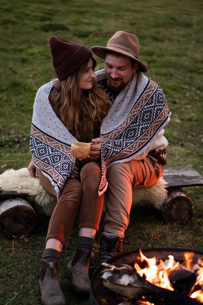 Unfolding Landscapes — chal Trail Shawl con colorwork óxido y crudo, vistas del diseño
