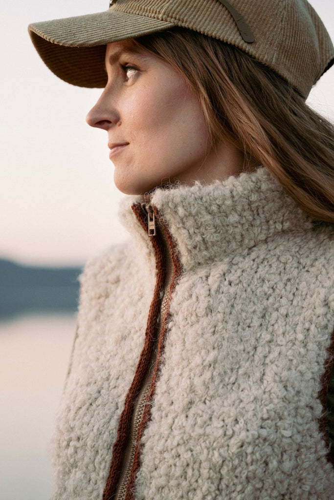 Unfolding Landscapes — chaleco crudo con cierre, retrato de perfil