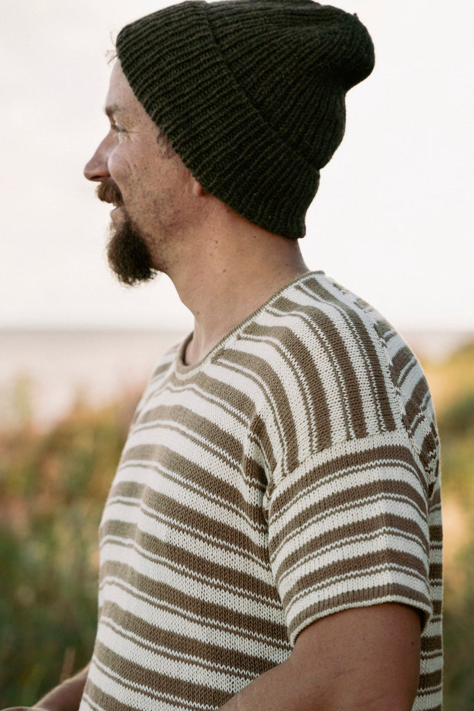 Unfolding Landscapes — gorro verde oliva y camiseta a rayas café y crudo