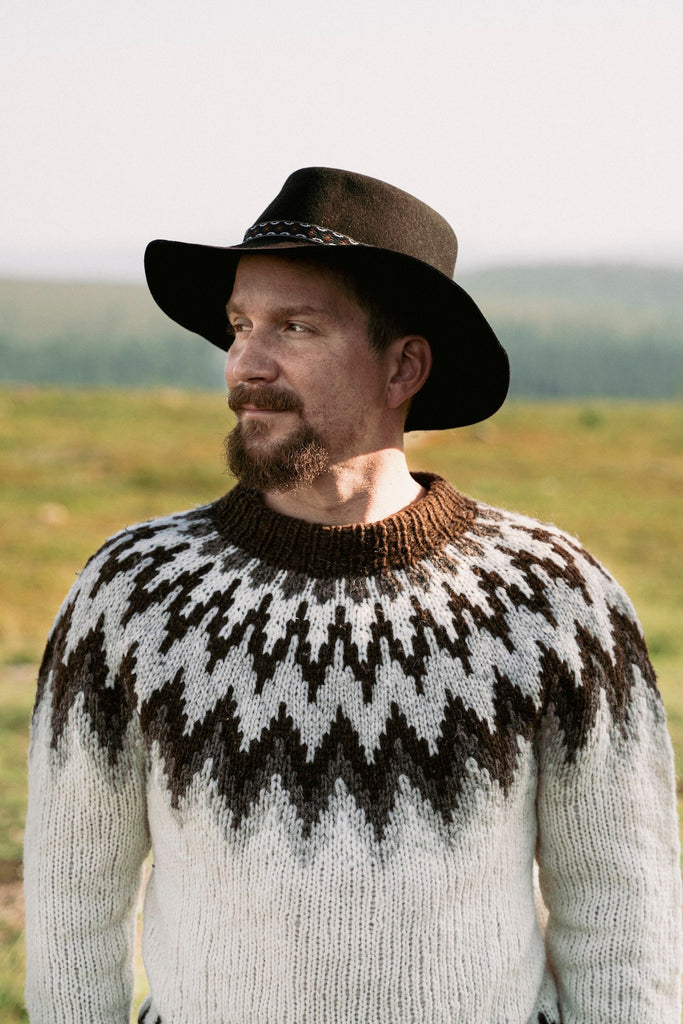 Unfolding Landscapes — pareja envuelta en el chal de colorwork junto a la fogata